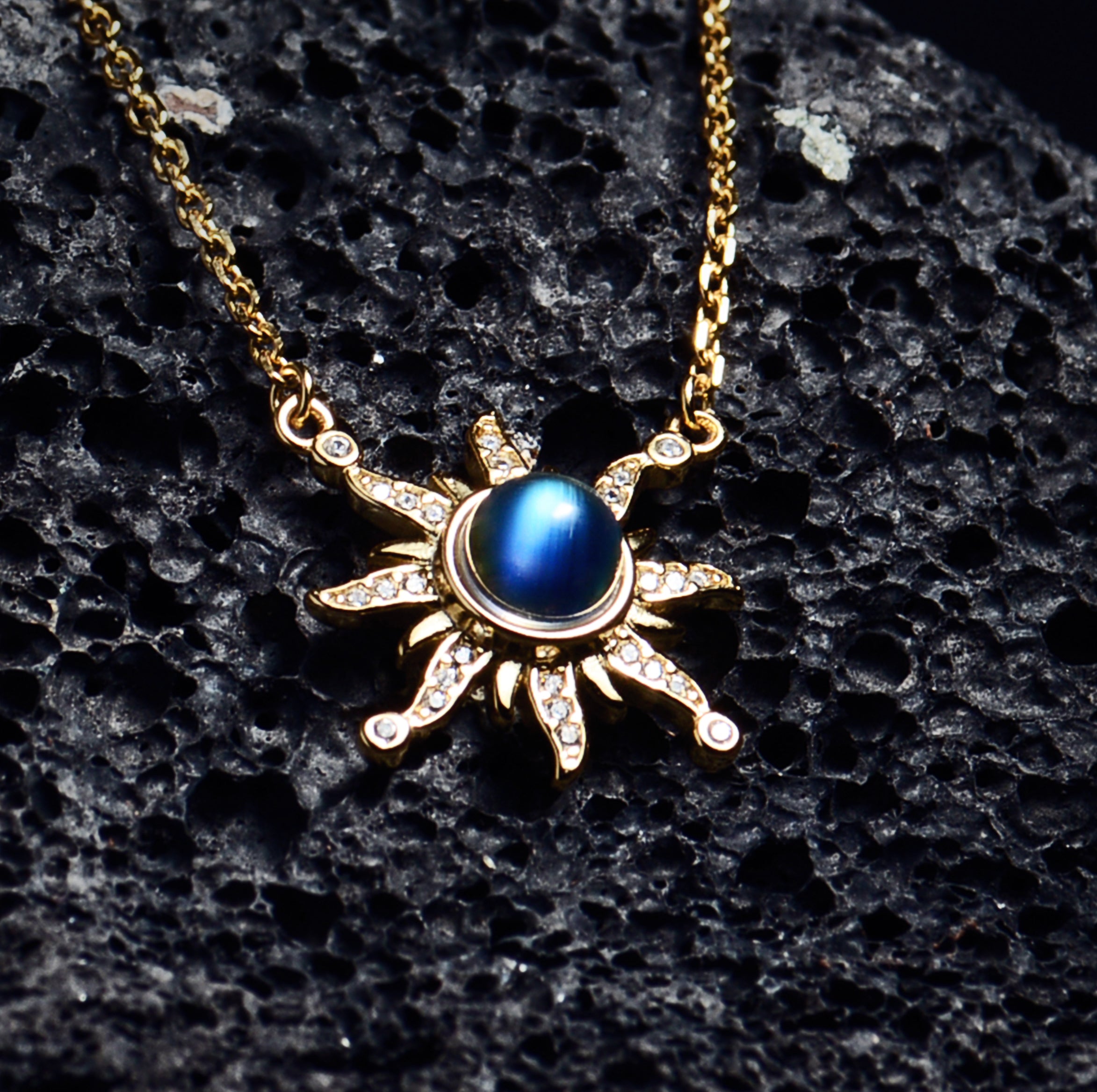 SJN004 Madagascar Moonstone Sun Necklace In Gold (Blue Ray)