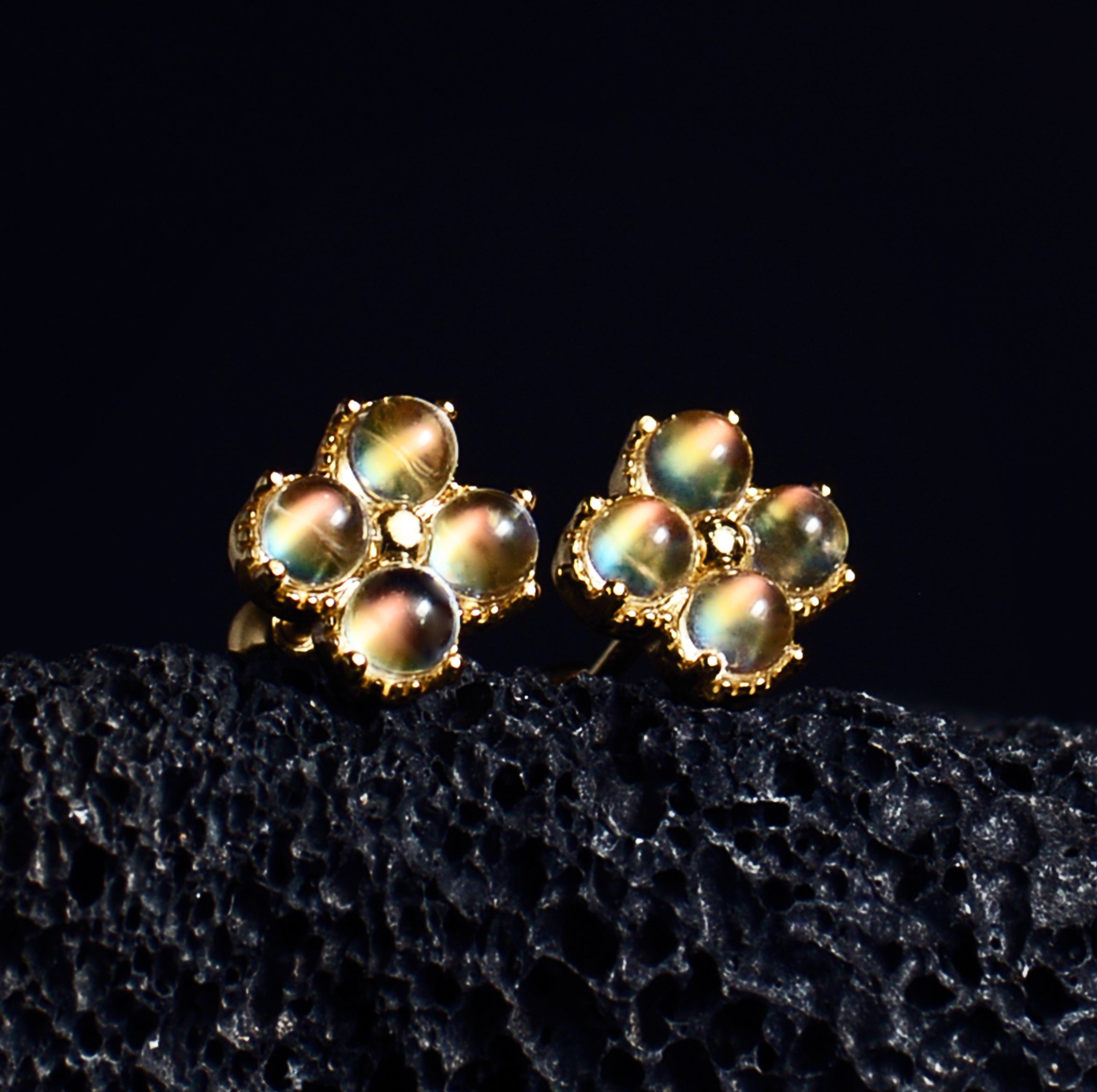 SJN005 Madagascar Moonstone Clover Earstuds Gold 2.5mm