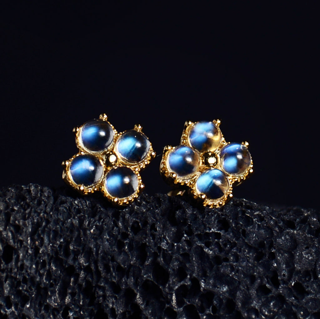 SJN005 Madagascar Moonstone Clover Earstuds Gold (Blue Ray)