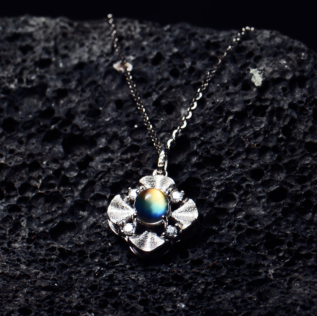 SJN006 Madagascar Moonstone Single Bead Clover Necklace
