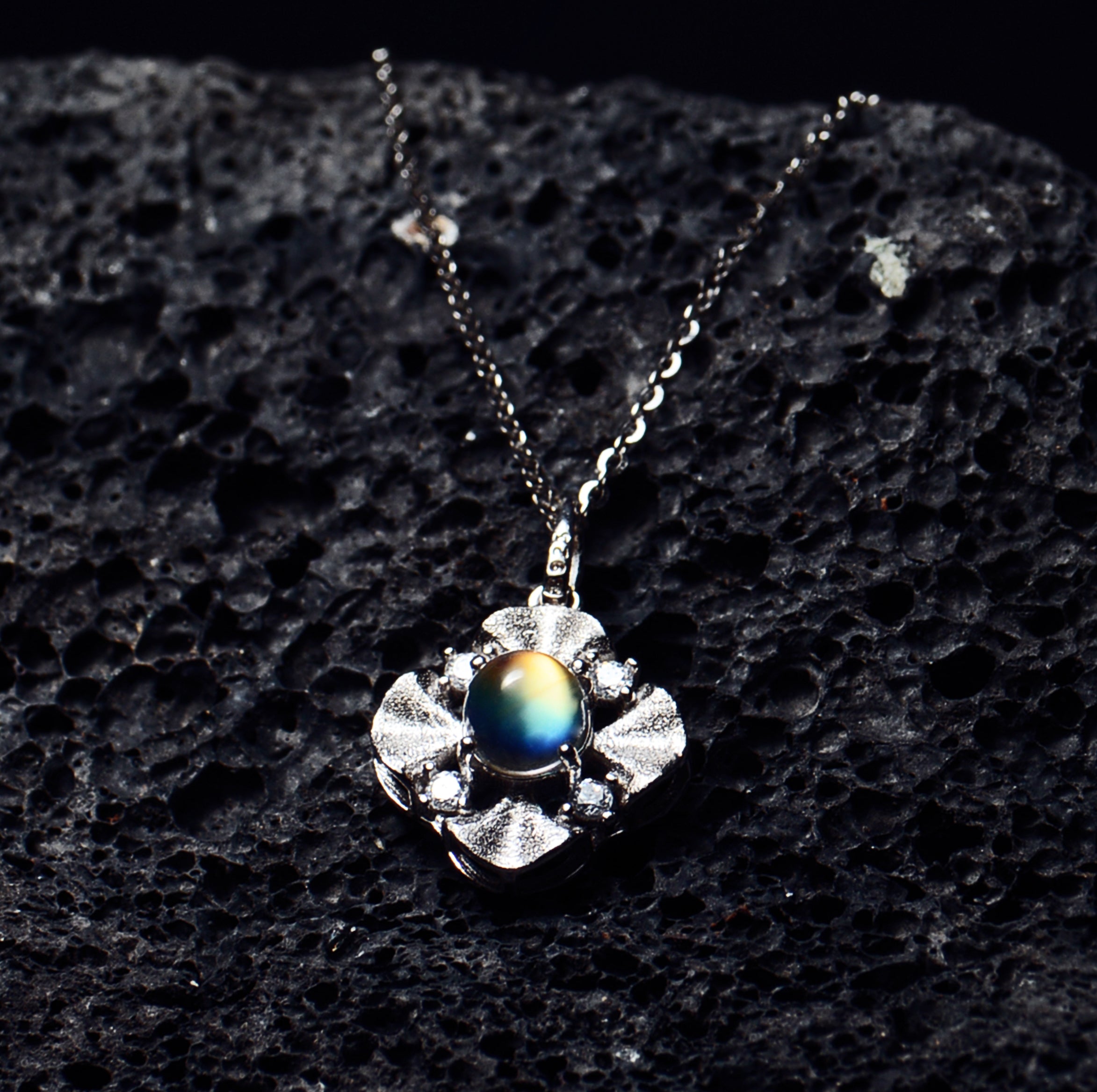 SJN006 Madagascar Moonstone Single Bead Clover Necklace