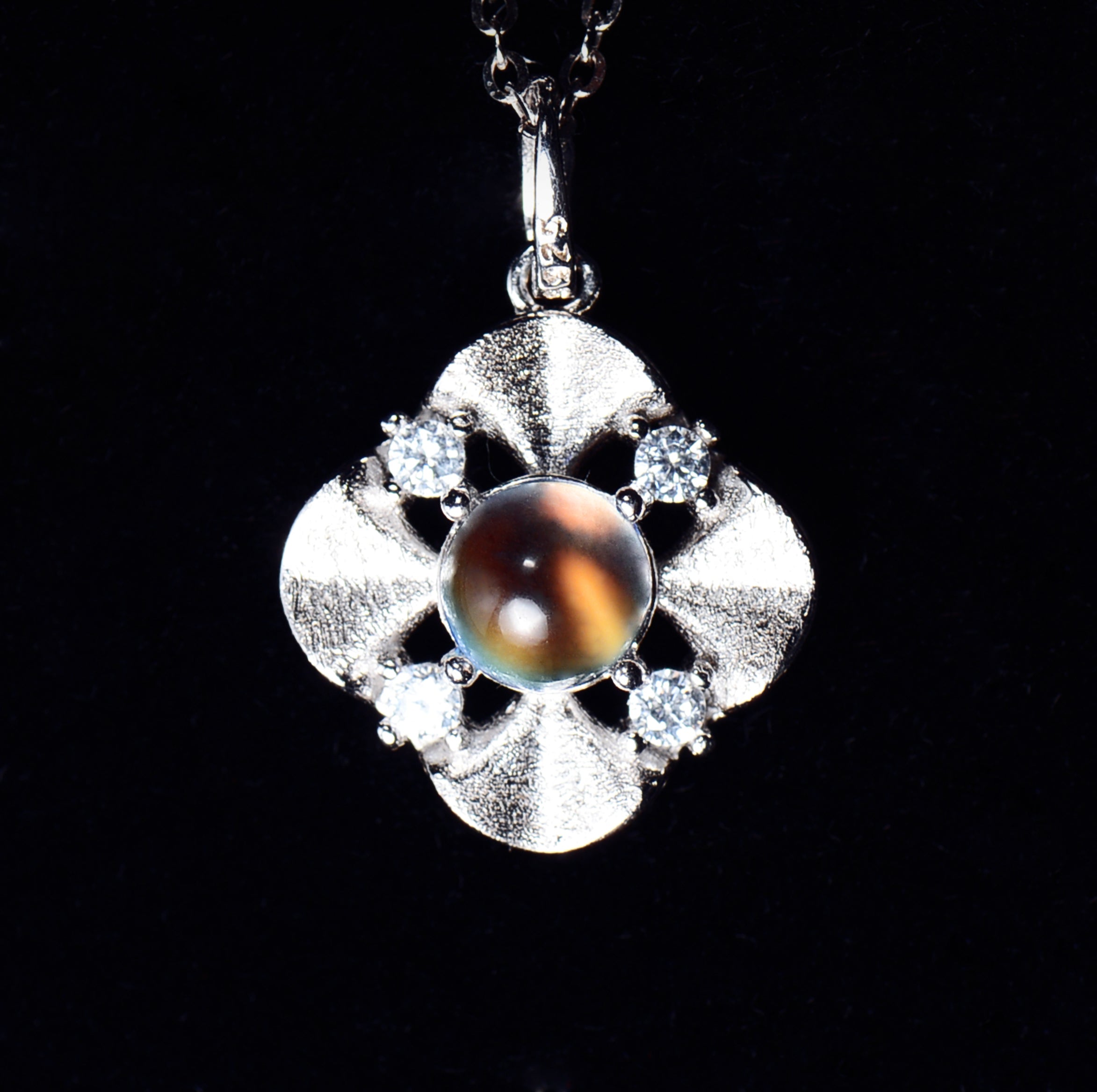 SJN006 Madagascar Moonstone Single Bead Clover Necklace