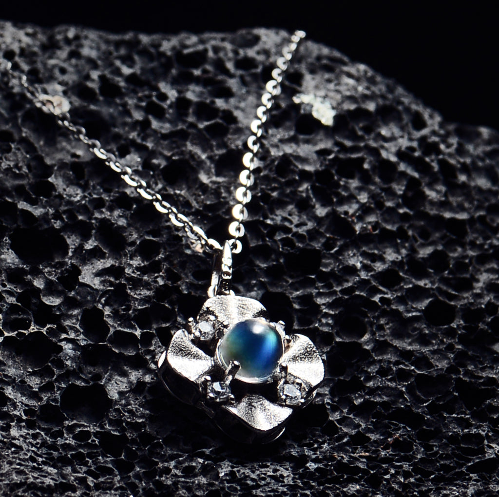 SJN006 Madagascar Moonstone Single Bead Clover (Blue Ray) Necklace