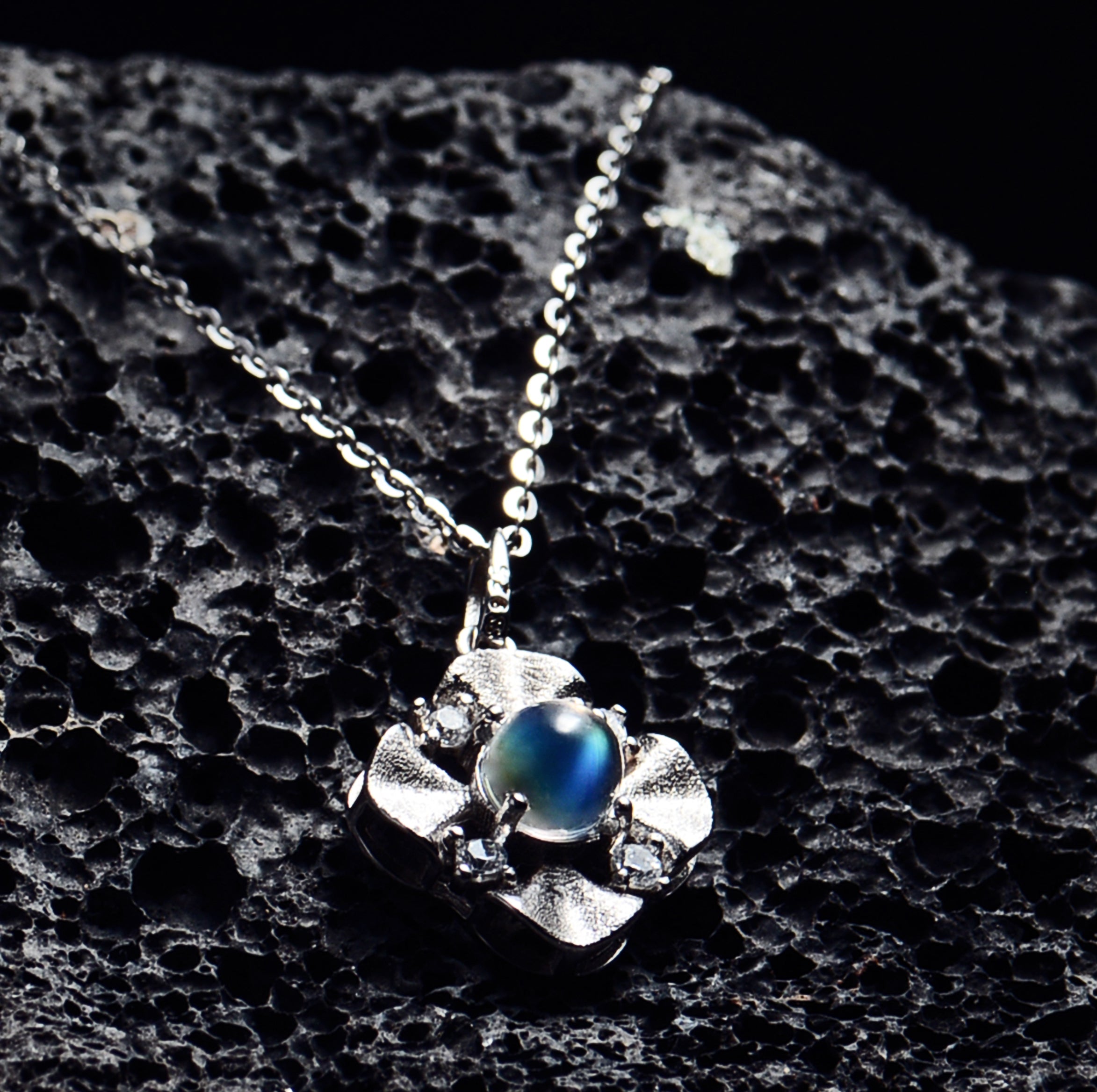 SJN006 Madagascar Moonstone Single Bead Clover (Blue Ray) Necklace