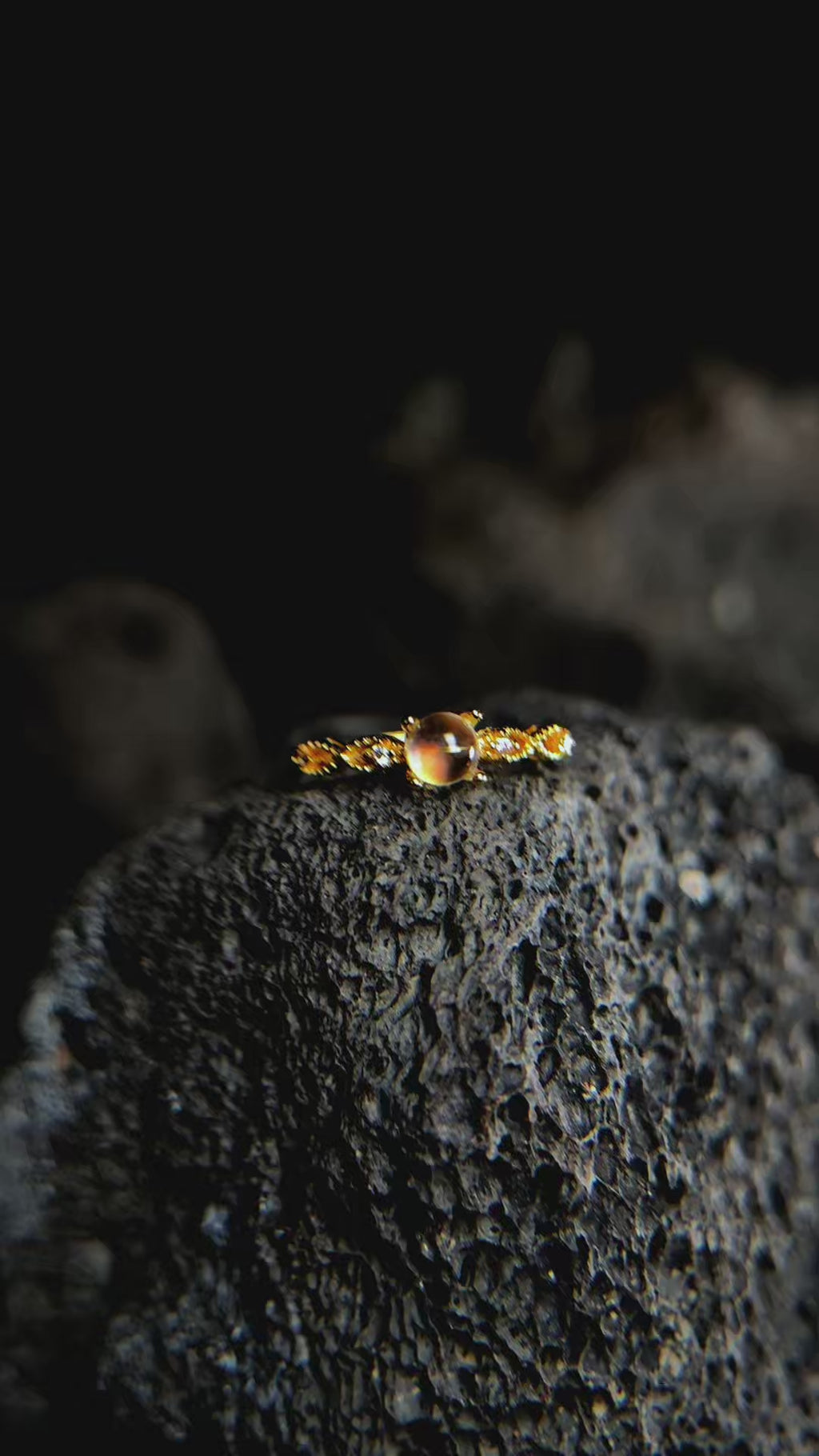 SJR007 Madagascar Moonstone Ribbon Ring (Gold)