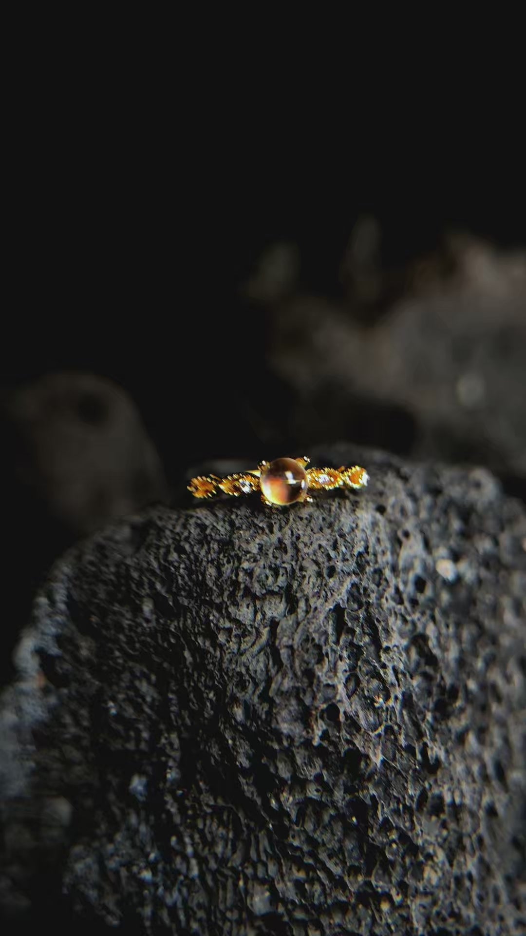 SJR007 Madagascar Moonstone Ribbon Ring (Gold)